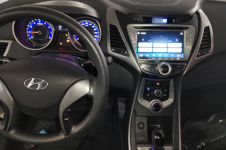 现代 朗动 2015款 1.6L 自动时尚型中控内饰12