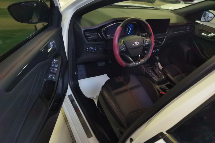 福特 福克斯 2022款 三厢 EcoBoost 180 自动ST Line中控内饰7003