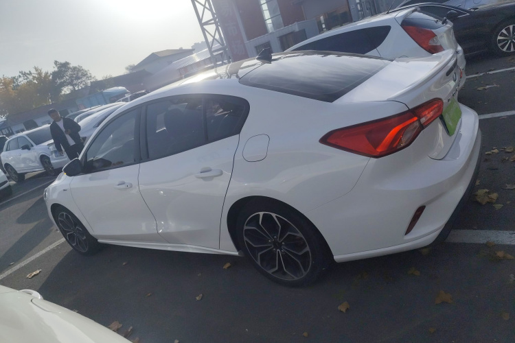 福特 福克斯 2021款 三厢 EcoBoost 180 自动ST Line车身外观4
