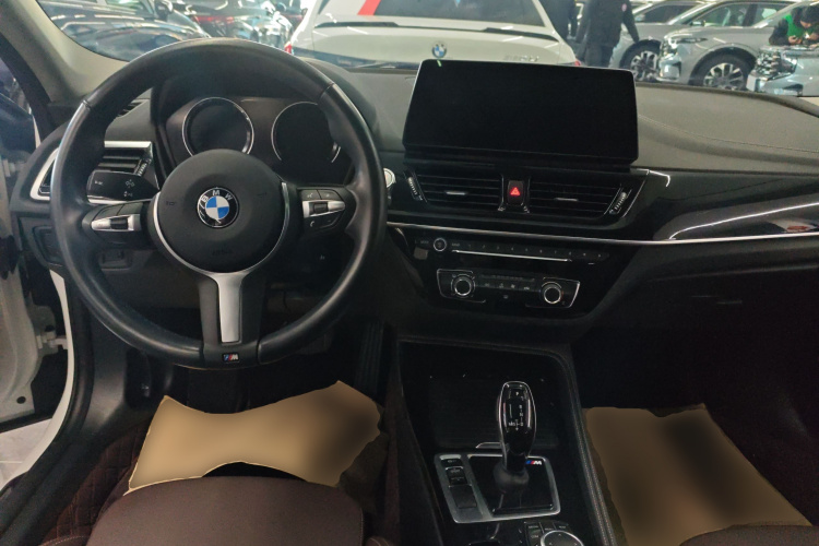 宝马1系 2023款 120i M运动曜夜版中控内饰12