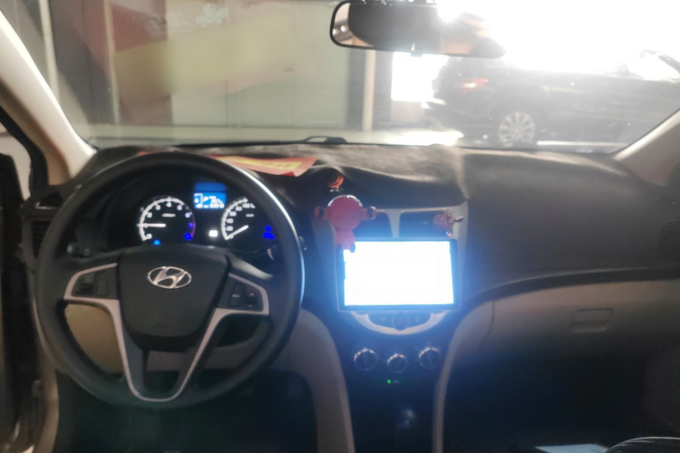 现代 瑞纳 2014款 1.4L 自动智能型GLS中控内饰7002