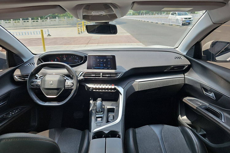 标致5008 2017款 380THP 7座精英版中控内饰7007