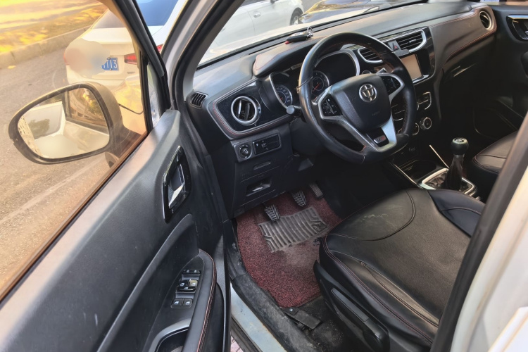 中华V3 2016款 1.5L 手动智能型中控内饰7003