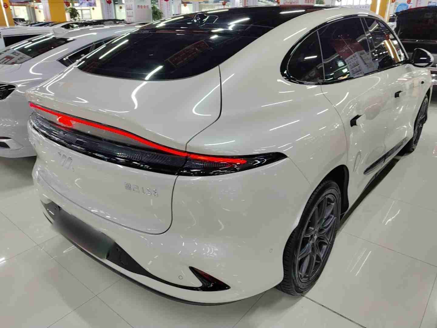 车辆右后45度外观展示