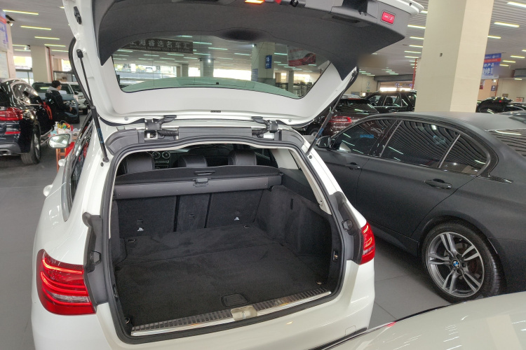 奔驰C级(进口) 2020款 C 260 旅行轿车机舱底盘23