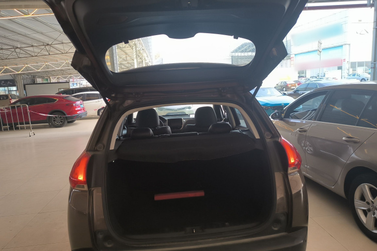 标致2008 2014款 1.6L 自动时尚版机舱底盘23