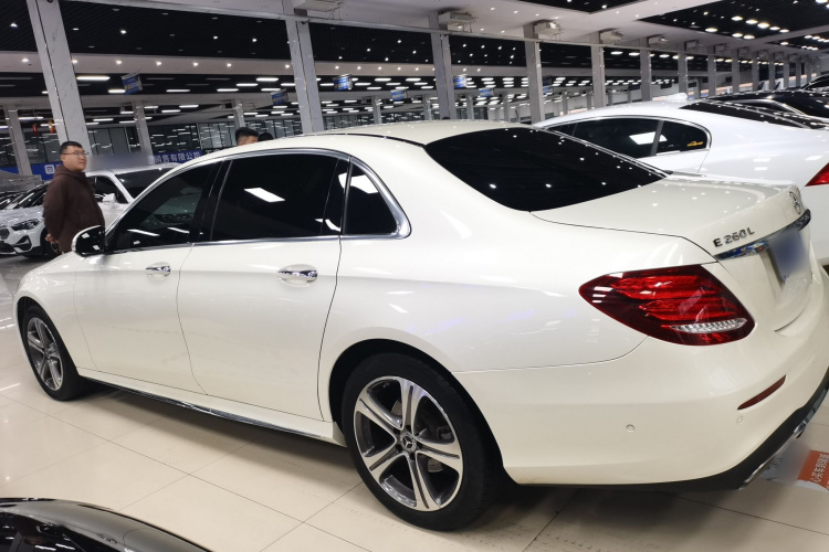 奔驰E级 2019款 E 260 L 运动型车身外观4