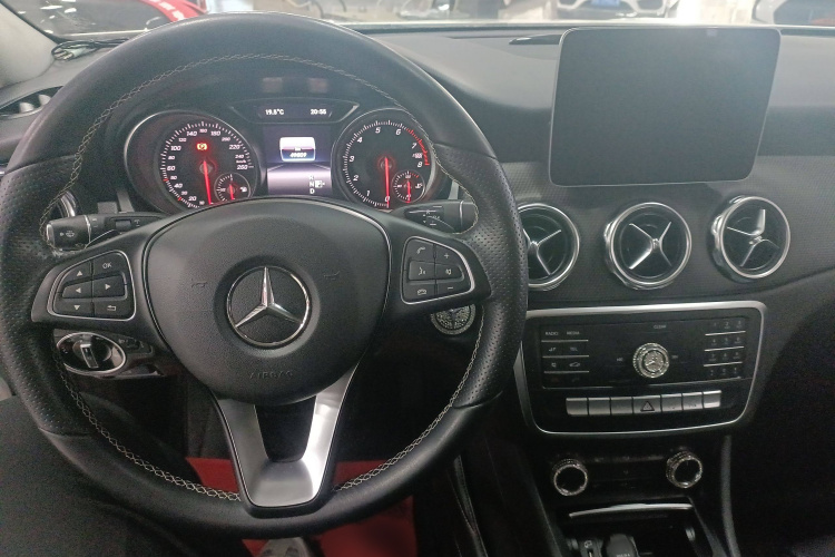 奔驰GLA 2018款 GLA 200 动感型中控内饰7003