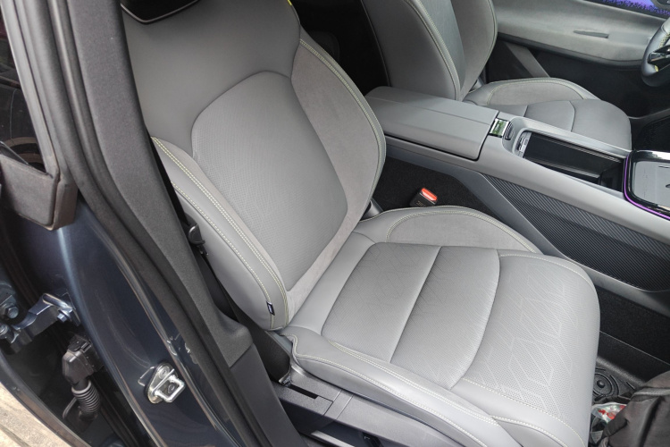 领克08 EM-P 2025款 220km 四驱性能Halo局部细节41