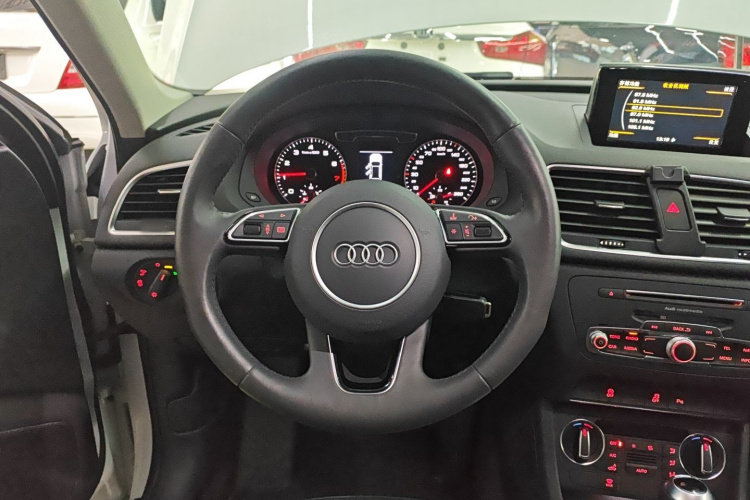 奥迪Q3 2018款 30周年年型 35 TFSI 时尚型中控内饰13