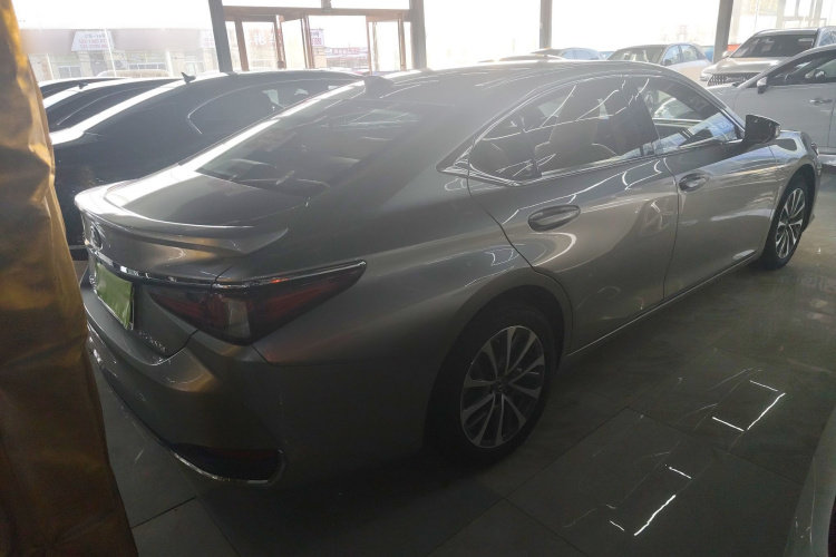 雷克萨斯ES 2022款 300h 卓越版车身外观7