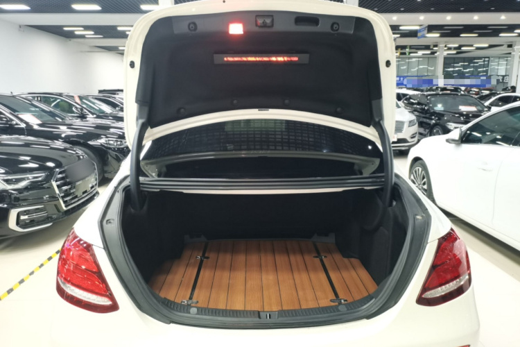 奔驰E级 2019款 E 260 L 运动型机舱底盘23