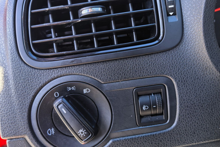 大众 Polo 2016款 1.4L 自动风尚型中控内饰7009