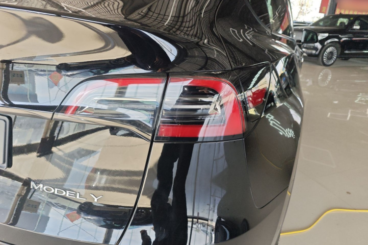 特斯拉 Model Y 2022款 后轮驱动版车身外观9