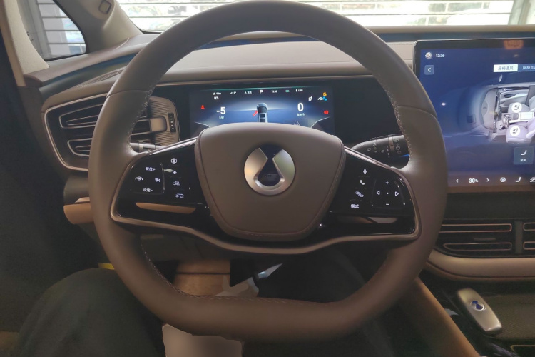 腾势D9 2022款 DM-i 970 四驱旗舰型中控内饰13