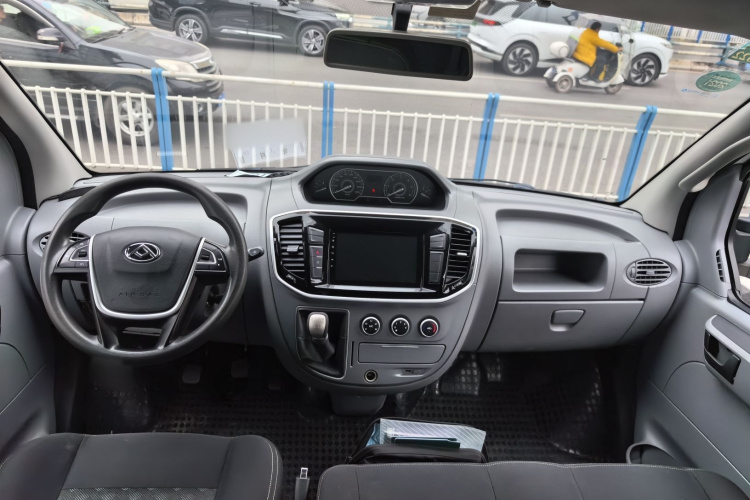 上汽大通MAXUS 新途V80 2019款 2.5T经典款6挡手动傲运通改款短轴超低顶5/6座中控内饰12