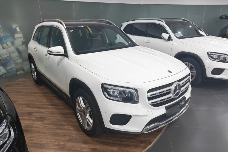 奔驰GLB 2023款 GLB 220 动感型车身外观3