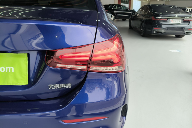 奔驰A级 2020款 改款 A 200 L 运动轿车时尚型车身外观9