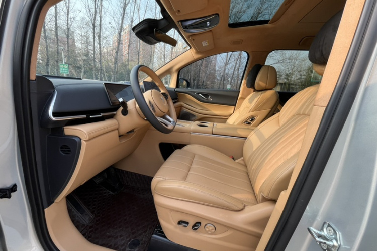 岚图汽车 岚图梦想家 2025款 PHEV 四驱旗舰乾崑版中控内饰7003