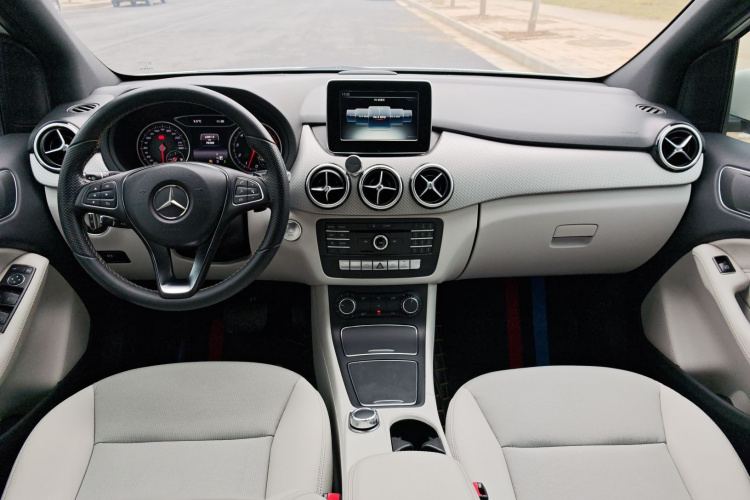 奔驰B级 2015款 B 200 动感型中控内饰7004