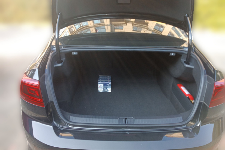 大众 迈腾 2023款 200万辆纪念版 330TSI DSG豪华型中控内饰23