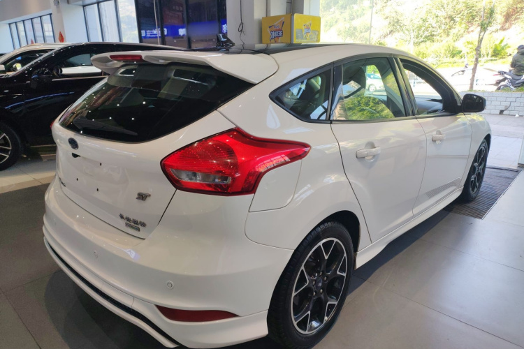 福特 福克斯 2017款 1.5T CTCC 白黑限量版车身外观7