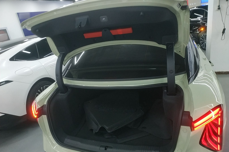 红旗EH7 2024款 690 Pro机舱底盘23