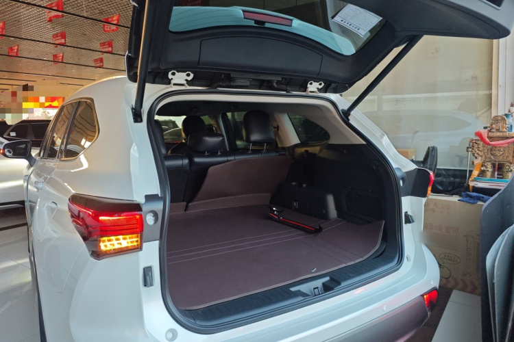 丰田 汉兰达 2024款 2.5L智能电混双擎两驱精英版 5座机舱底盘23