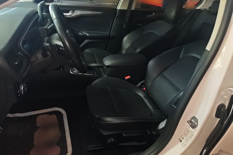 福特 福克斯 2020款 三厢 EcoBoost 180 自动锋潮型局部细节19