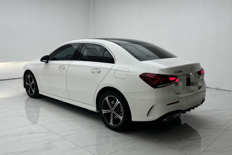 奔驰A级 2022款 改款三 A 200 L 运动轿车时尚型车身外观6002