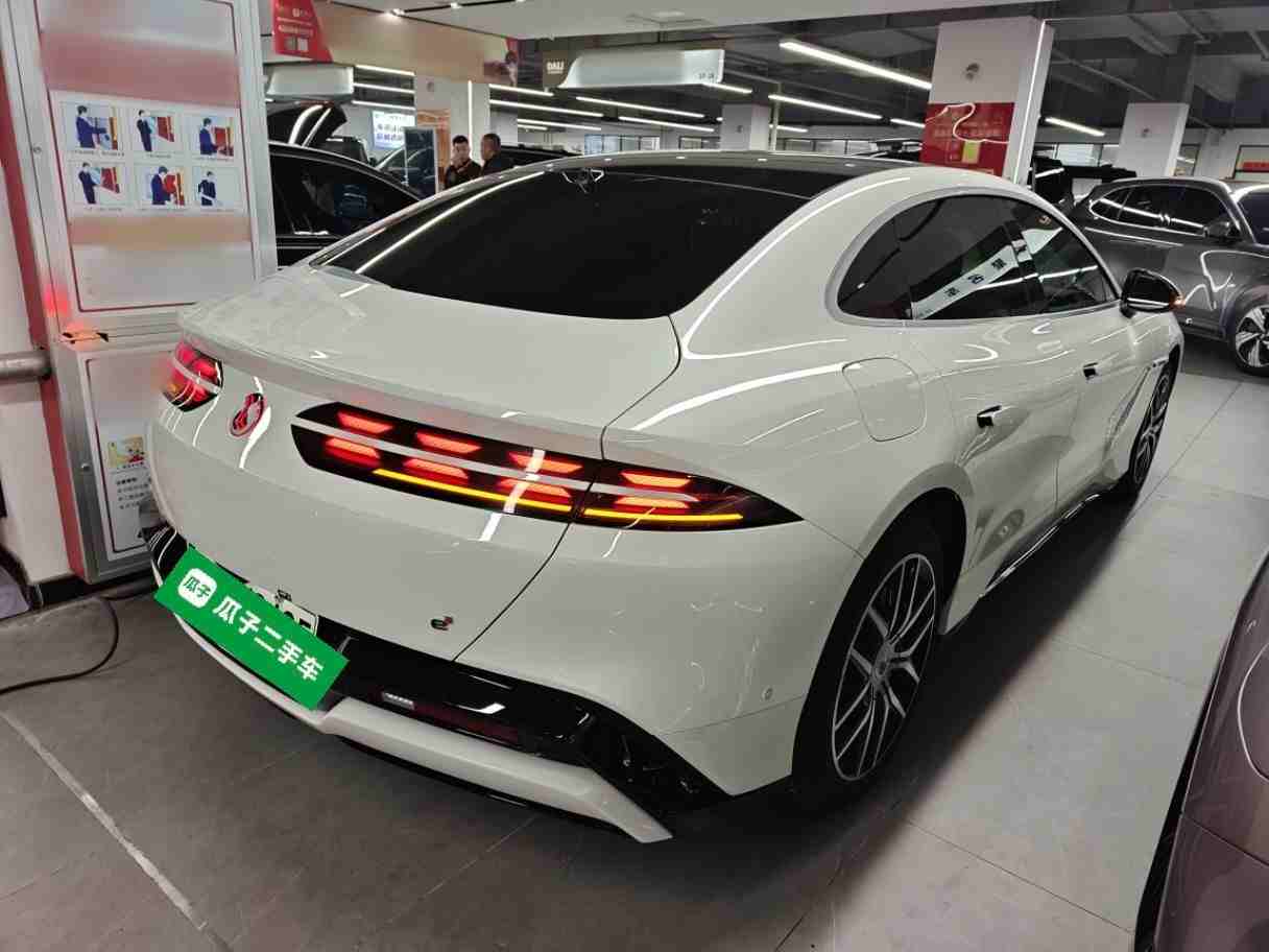 车辆右后45度外观展示