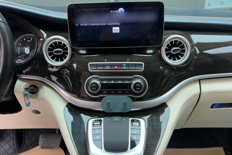 奔驰 威霆 2021款 2.0T 商务版 7座中控内饰7004