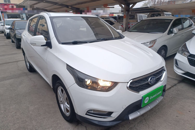 一汽 骏派D60 2016款 1.5L 手动豪华型车身外观3