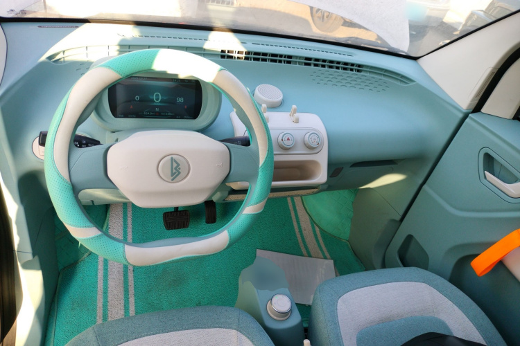 凌宝汽车 凌宝uni 2025款 微甜版 11.52kWh中控内饰7002