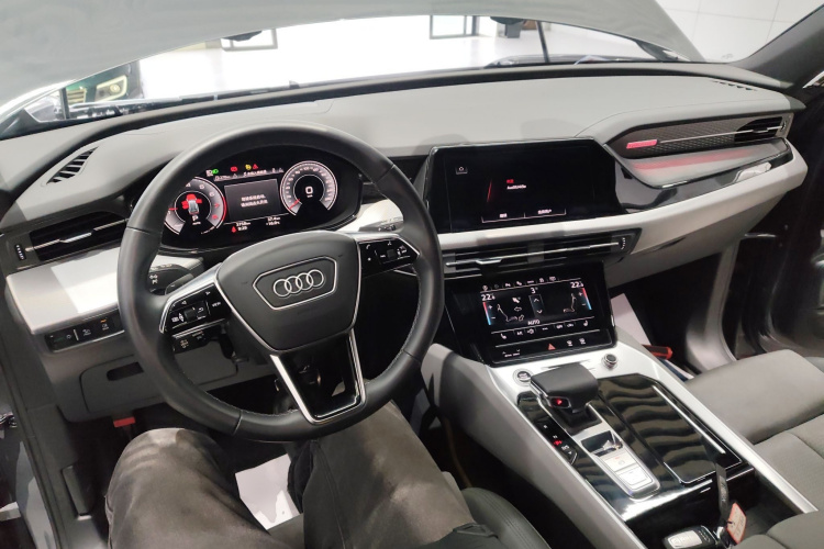 奥迪Q6 2023款 45 TFSI quattro 齐云型 飞骑套装中控内饰12