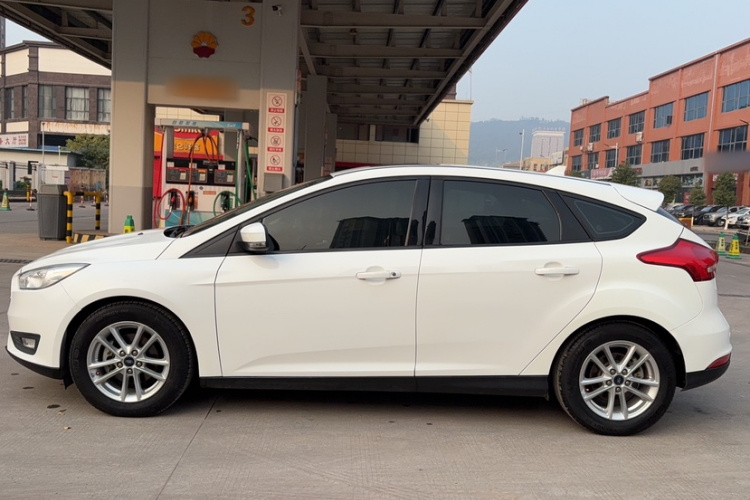 福特 福克斯 2018款 两厢经典 1.6L 自动风尚型智行版车身外观6004