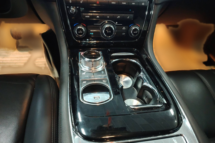 捷豹XJ 2015款  XJL 3.0 SC 两驱全景商务版局部细节18