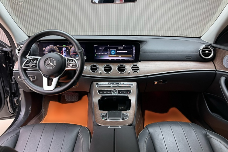 奔驰E级 2019款 E 350 L 4MATIC中控内饰7001