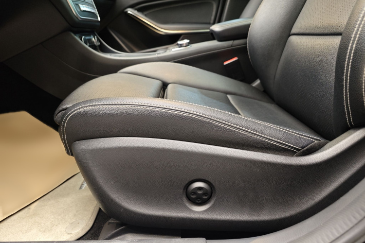 奔驰GLA 2018款 GLA 200 动感型中控内饰7012