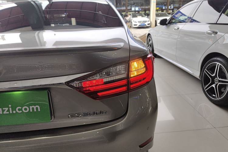 雷克萨斯ES 2017款 300h Mark Levinson舒适版车身外观9