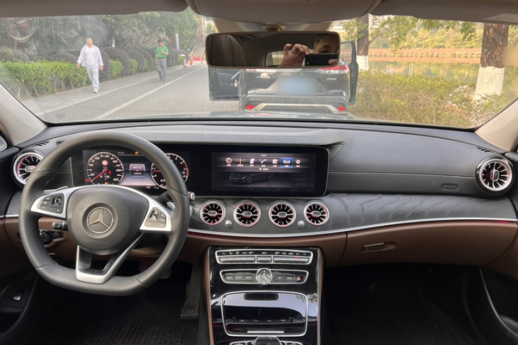 奔驰E级 2016款 E 300 L 运动豪华型中控内饰7003