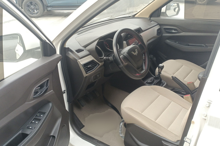 五菱汽车 五菱宏光 2019款 1.5L S标准型国VI LAR中控内饰20