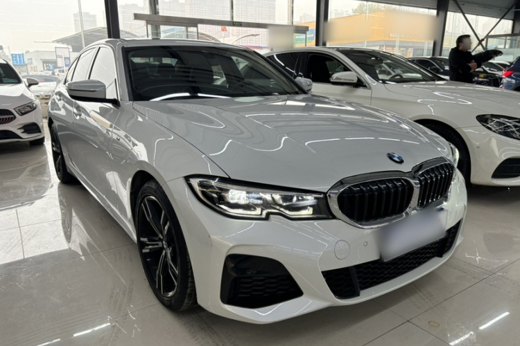 宝马3系 2022款 325i M运动套装车身外观6002