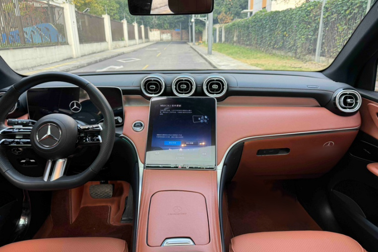 奔驰GLC 2023款 改款 GLC 260 L 4MATIC 豪华型 5座中控内饰7004