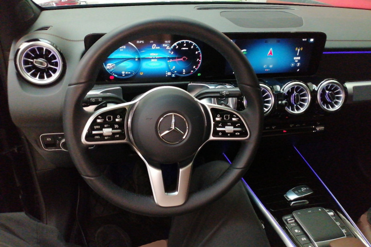 奔驰GLB 2023款 GLB 220 动感型中控内饰13