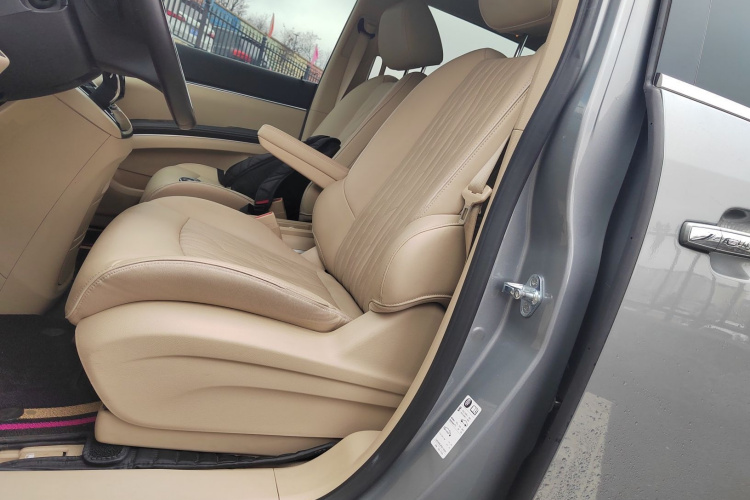 别克GL8 2023款 改款 陆上公务舱 豪华型中控内饰19