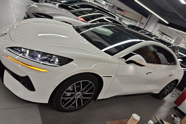 腾势Z9 2024款 1100km 四驱Max版车身外观4