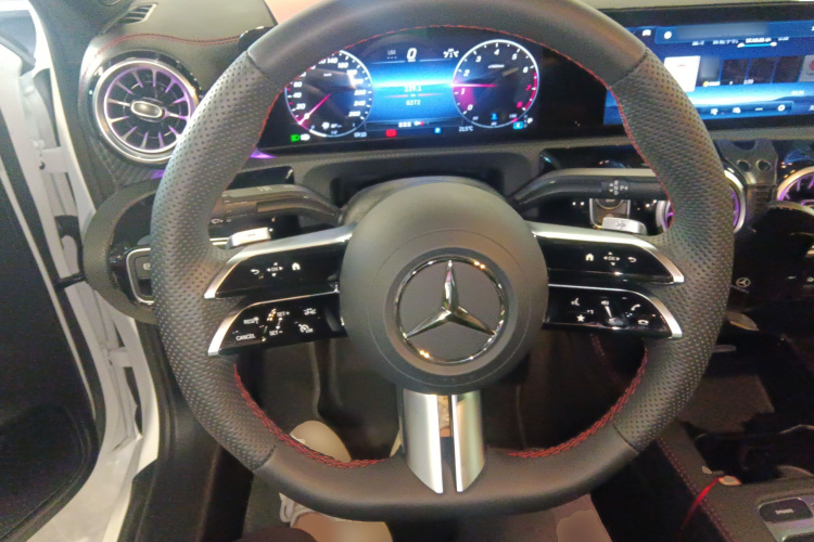 奔驰A级 2024款 改款 A 200 L 时尚型中控内饰13