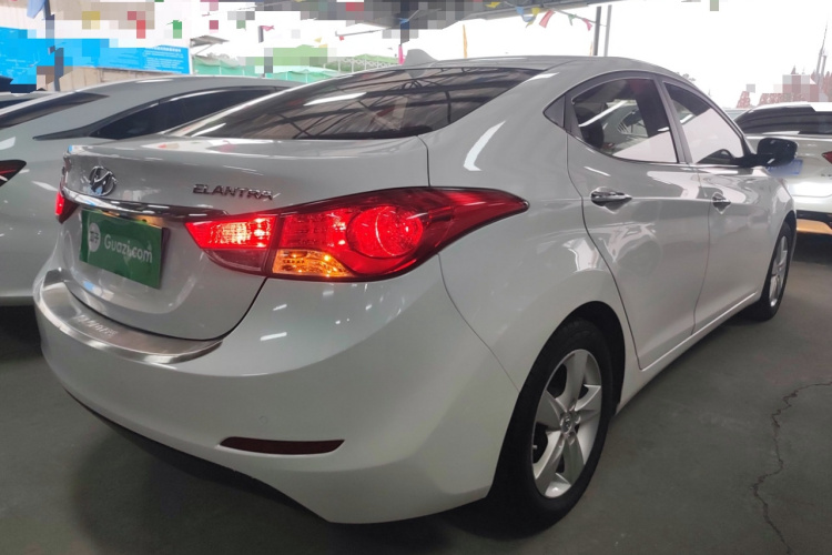 现代 朗动 2013款 1.6L 自动尊贵型车身外观7