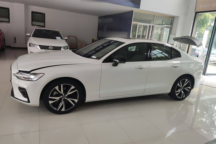 沃尔沃S60 2025款 B5 智雅运动版车身外观4